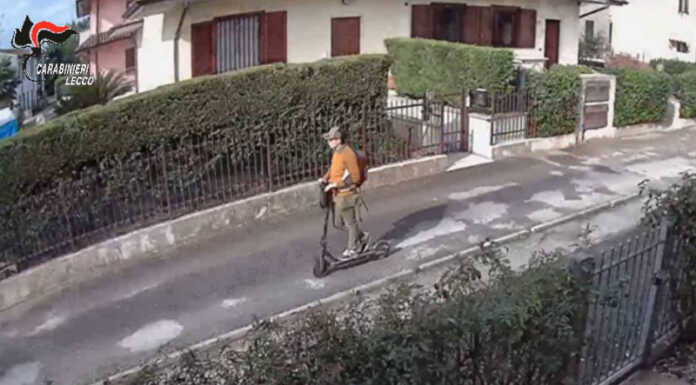 Svaligiavano le case spostandosi in monopattino: 20 furti in pochi giorni, arrestati due cileni Banda Monopattino
