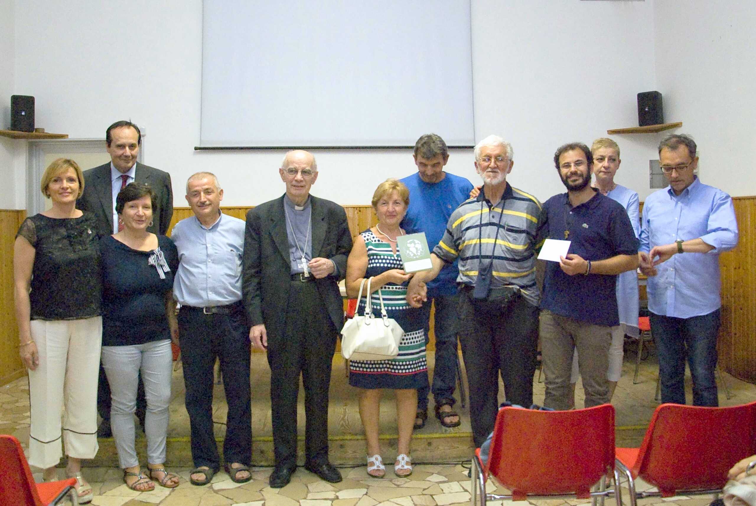 La consegna del premio ai familiari di Padre Giuseppe Butti nel 2017 alla presenza di Mons. Stucchi e del Sindaco Rusconi