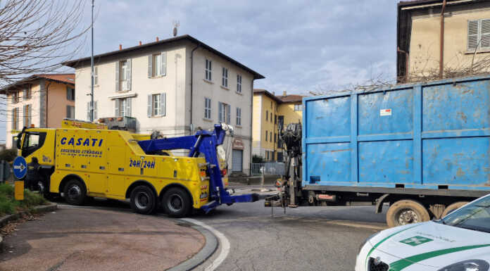 Calco: guasto a un rimorchio. Traffico in tilt alla rotonda di Largo Pomeo