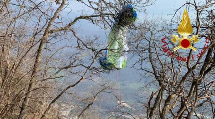 Caslino. Parapendio resta impigliato nel bosco, recuperato dai Vigili del Fuoco