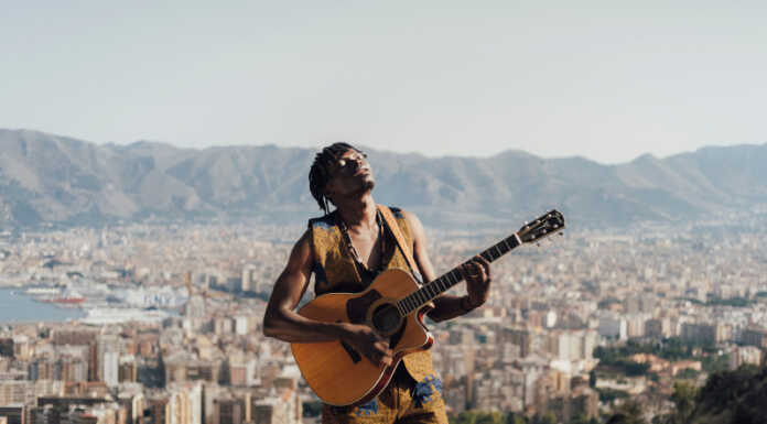 Chris Obehi a Villa Greppi per “Musica Antimafia” con “Non siamo pesci”