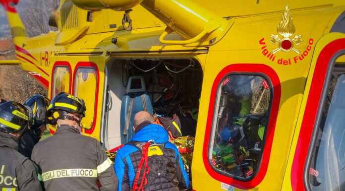 Ferito nel bosco mentre taglia legna. VVF ed elisoccorso al lavoro Ello incidente bosco