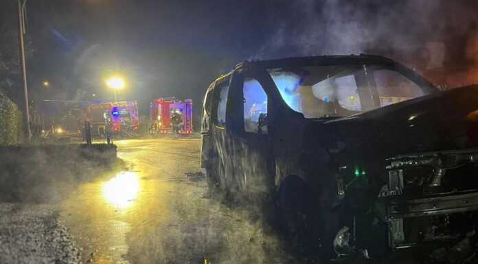 Auto in fiamme a Verderio, intervengono i Vigili del Fuoco