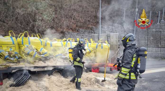 SS36. In fiamme il rimorchio di un camion a Mandello, rallentamenti in direzione Nord Incendio camion ss36