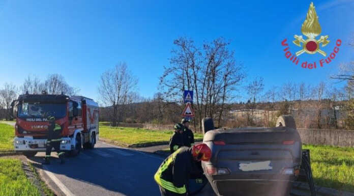 Paura a Molteno: auto si ribalta lungo la Sp52, due feriti lievi Incidente a Molteno