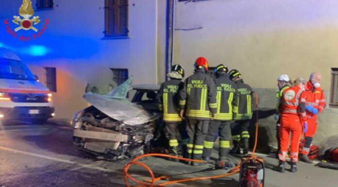 Notte di super lavoro per i Vigili del Fuoco. A Pasturo incidente all’alba, soccorso 19enne Incidente a Pasturo in via Provinciale