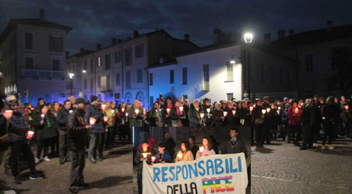 La fiaccolata per la pace illumina Merate: “La guerra non è mai la soluzione” Merate fiaccolata pace