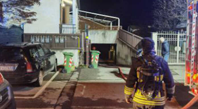 Incendio in un box all’alba a Mezzago: famiglie evacuate