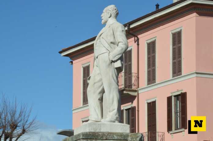 Piazza Cermenati statua Lecco