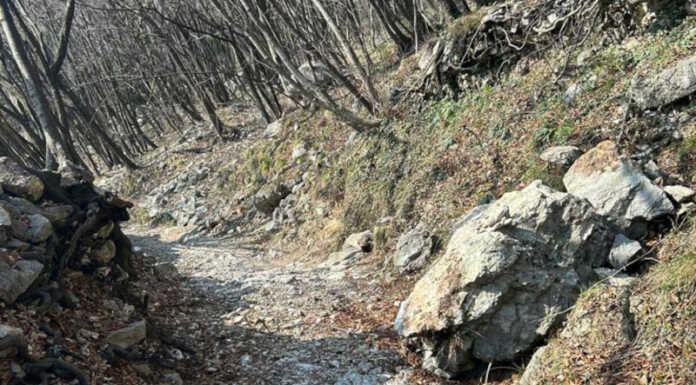 Spostato il grosso sasso caduto sul sentiero per Erna Sasso erna sentiero