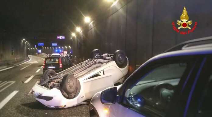 Incidente nell’attraversamento di Lecco: auto ribaltata