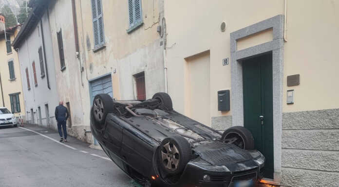 Incidente ad Acquate, auto ribaltata in via Lucia