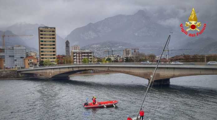 Barca a vela alla deriva nel lago, naviganti soccorsi dai pompieri