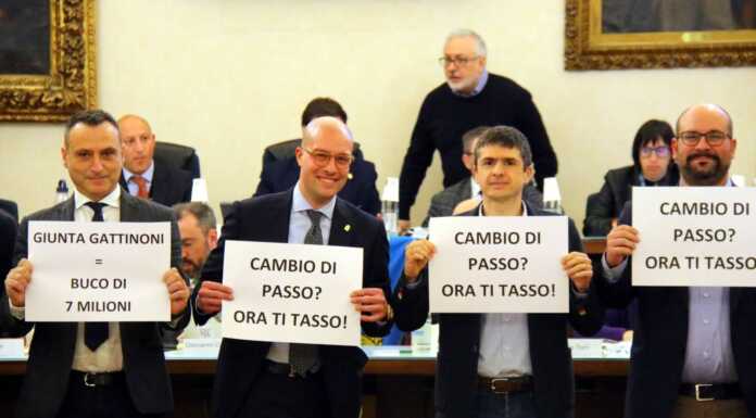 Bilancio e tasse, l’opposizione protesta. Aspro scontro in aula