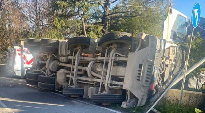 Incidente a Olginate. Camion si ribalta, soccorso l’autista