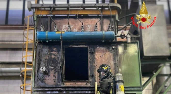 A fuoco un macchinario di un’azienda, intervento dei Vigili del Fuoco incendio macchinario merate