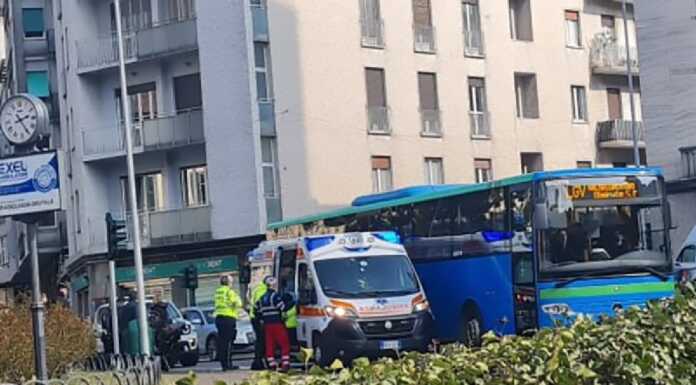 Incidente in piazza Manzoni a Lecco: soccorso un ciclista
