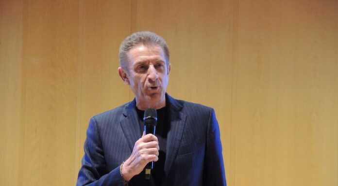 Ezio Greggio sul ‘palco’ di Leggermente: “Dietro la risata c’è sempre una grande verità” greggio leggermente marzo 2023