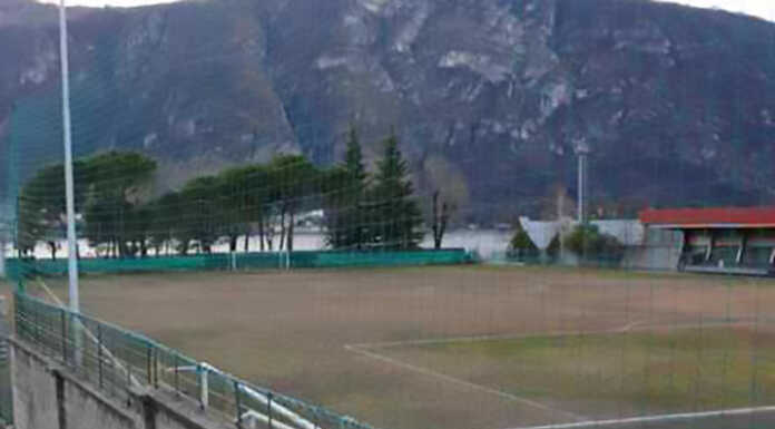 Mandello, insulti razzisti alla partita. Il Comune ‘chiude’ il campo