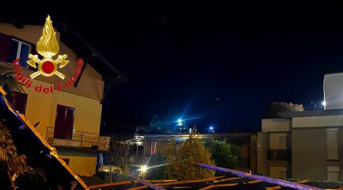 Raffiche di vento, ‘vola’ il tetto di una casa a Galbiate