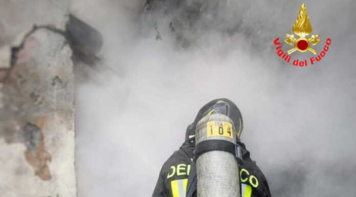 In fiamme un casale disabitato a Oliveto Lario, intervento dei Vigili del Fuoco vigili del fuoco incendio oliveto