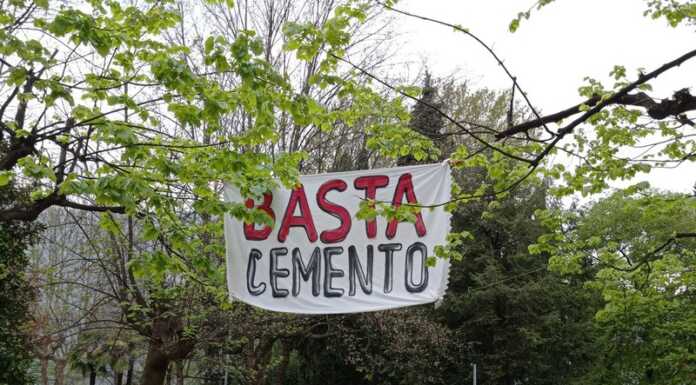 Mandello. ‘Basta cemento’: il ‘grido’ dello striscione ai giardini Striscione 'Basta cemento' giardini mandello