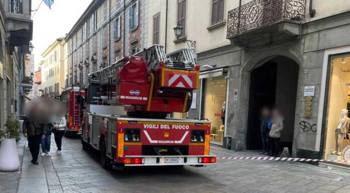 Calcinacci da un cornicione, intervento dei Vigili del Fuoco in via Roma Calcinacci via Roma a Lecco