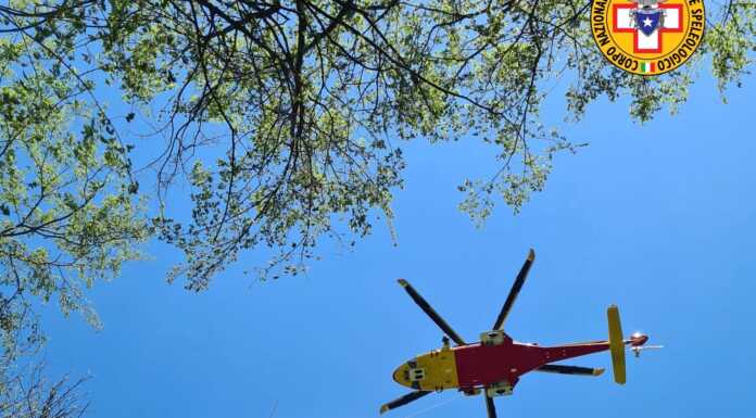 Cade lungo un sentiero sopra Crebbio, elisoccorso