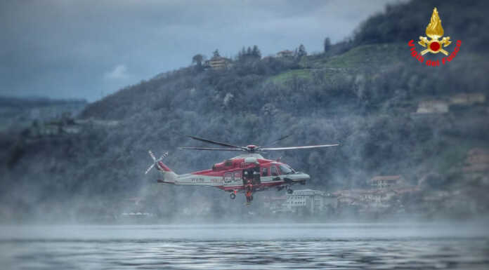 Elicottero dei Vigili del Fuoco sul lago di Garlate, in corso un’esercitazione Vigili del fuoco esercitazione lago garlate