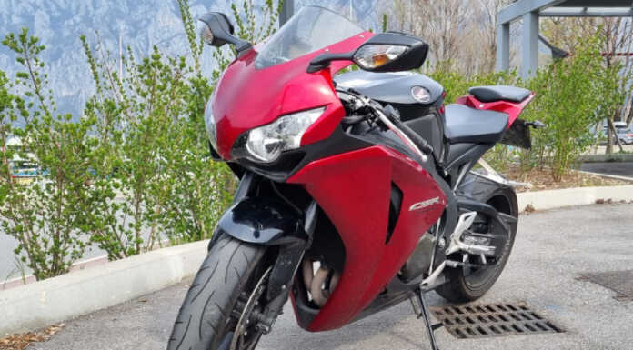 Si finge interessato all’acquisto di una moto ma sale in sella e la ruba La foto della Honda CBR 1000 Fireblade rubata