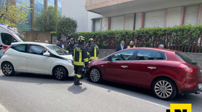Incidente fra due auto in via Aspromonte chiusa temporaneamente Lecco via Aspromonte incidente