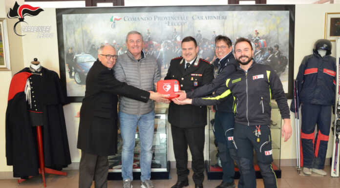 Linee Lecco dona un defibrillatore al Comando Provinciale Carabinieri Linee Lecco dona un defibrillatore ai Carabinieri di Lecco
