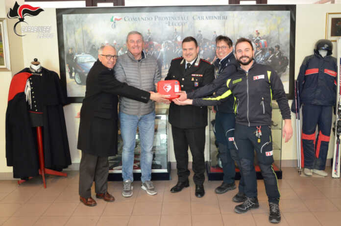 Linee Lecco dona un defibrillatore ai Carabinieri di Lecco