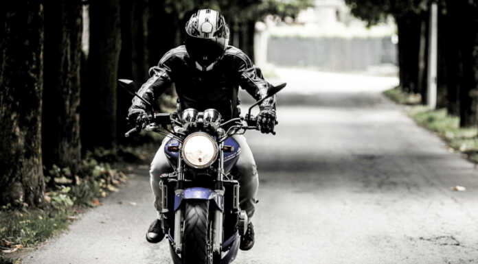 In moto sul Lago di Como: tre splendidi itinerari tra acqua e montagne Motociclista pixabay