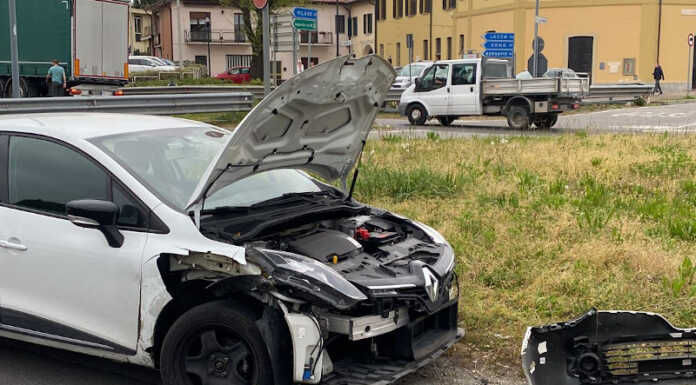 Osnago, incidente alla rotonda della Cappelletta: 20enne in ospedale Incidente Osnago