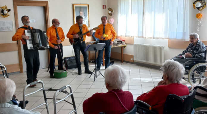 Gabriele Bolis e i suoi amici alla Rsa di Introbio per degli auguri speciali Rsa Introbio Gabriele Bolis e i suoi amici