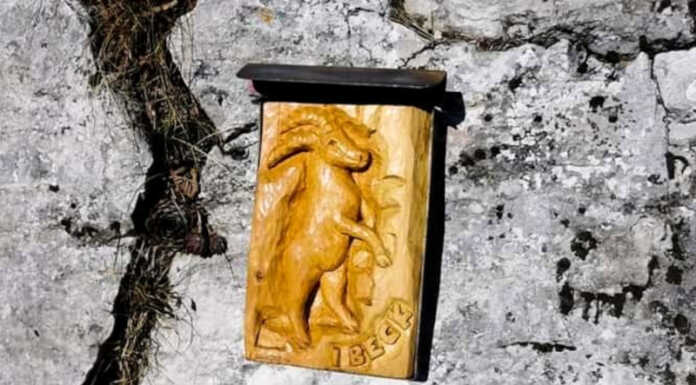 I Beck ricordano gli amici defunti con una messa al Corno Regismondo Scultura Beck sul Regismondo