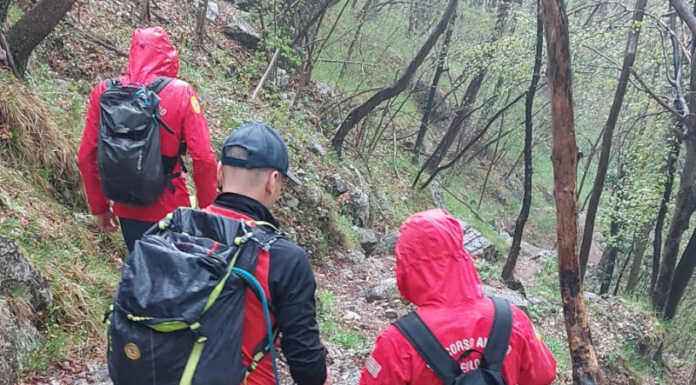 In difficoltà sul sentiero della Val Calolden, intervento del Soccorso Alpino L'intervento del Soccorso Alpino in Val Calolden