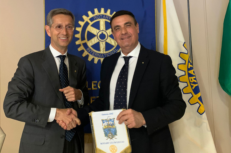 a sinistra Andrea Ascani Orsini - presidente Rotary Club Lecco, a destra Maurizio Piparo, nuovo socio