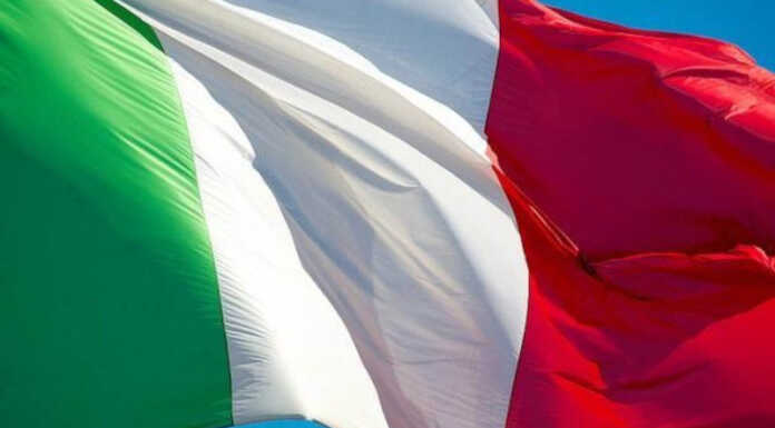 Varenna, celebrazioni per il 79° anniversario della Liberazione d’Italia Bandiera italiana