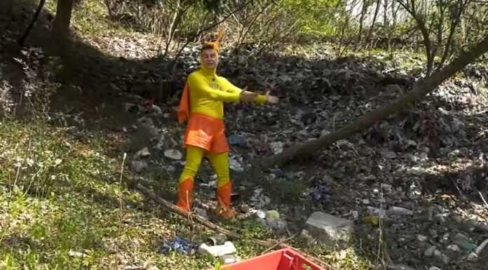 Capitan Ventosa di Striscia alla discarica nel bosco di Abbadia