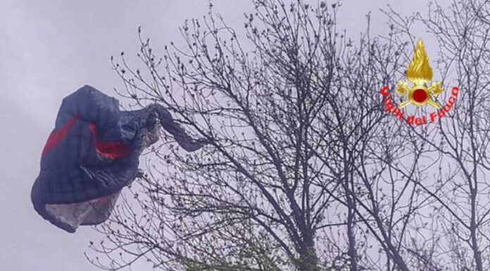 Precipita col parapendio su un albero, soccorso dai Vigili del Fuoco Parapendio precipitato Civate