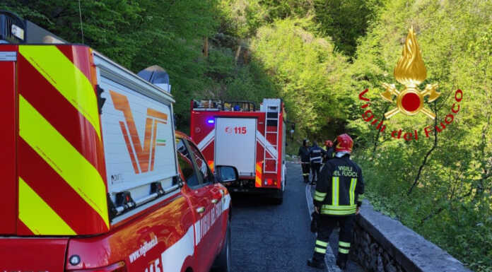 Smottamento sulla SP46 Oliveto-Valbrona. Masso ‘incombe’ sulla Lecco-Bellagio Frana sp46 Oliveto Valbrona