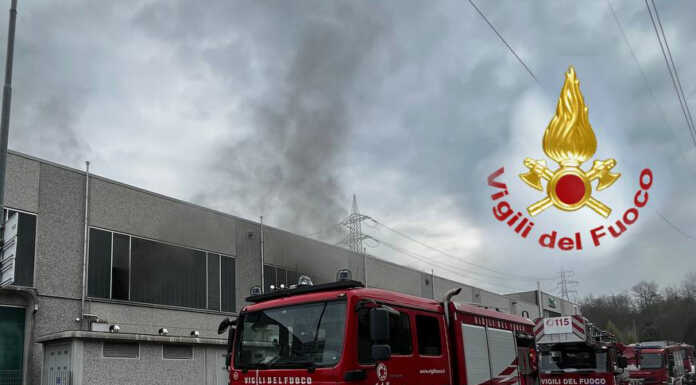 Cremella: incendio in un capannone, pompieri al lavoro