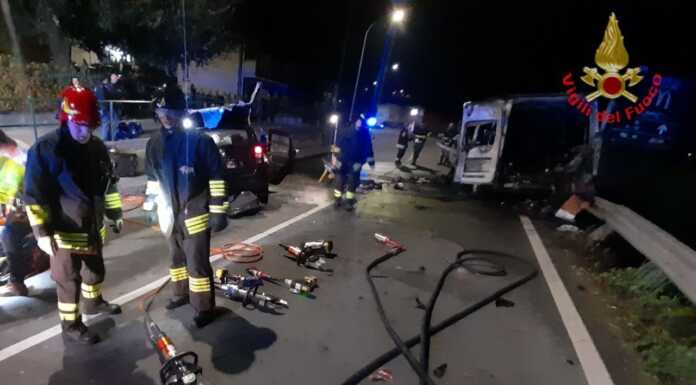 Scontro tra un’auto e un furgone che va a fuoco: 4 feriti, due gravi
