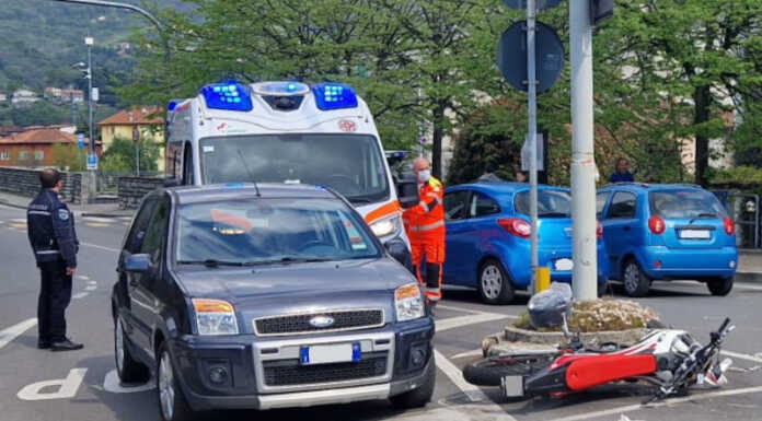 Incidente a Olginate tra auto e moto. All’ospedale una giovane donna Olginate Incidente