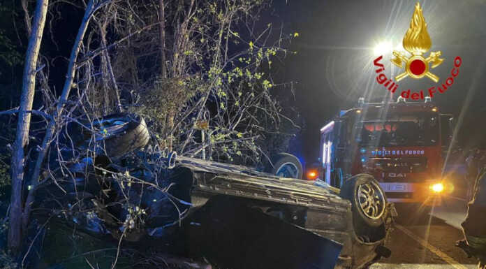 Lecco. Auto ribaltata nella notte, soccorsi quattro giovani Auto ribaltata lungolario piave lecco