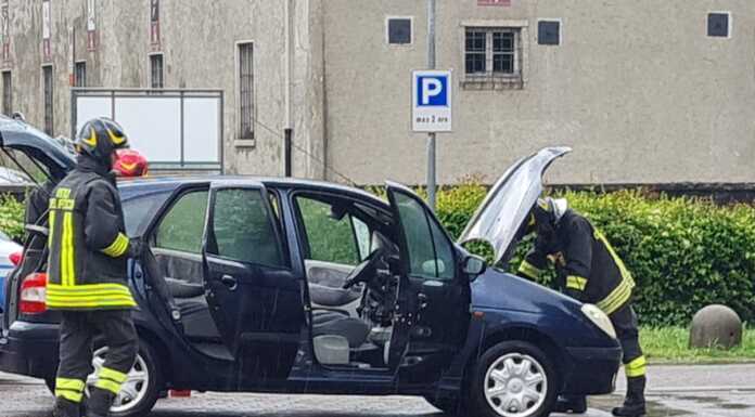 Caleotto. Auto rischia di andare a fuoco, intervengono i pompieri