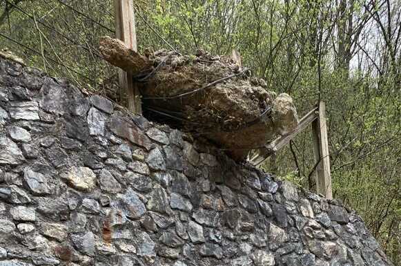Pasturo, masso cade sulla via dei Grassi Lunghi: chiusa la strada