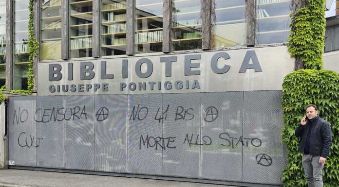 Erba, raid degli anarchici: scritte sui muri e sull’insegna della biblioteca